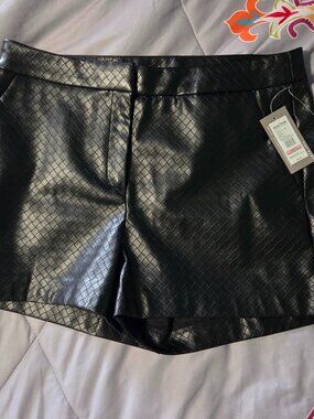 Kenneth Cole Reaction Black Quilted Faux Leather Shorts size 10